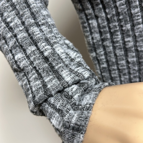 American Eagle Outfitters Slouchy Turtleneck - Picture 3 of 12